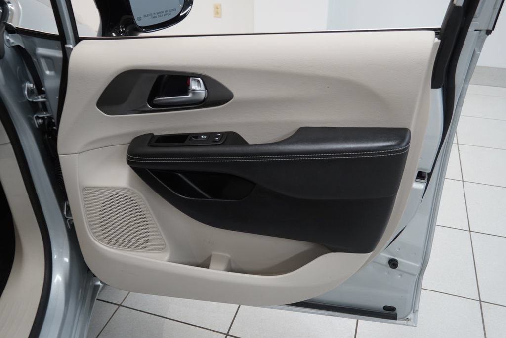 Used 2024 Chrysler Pacifica Touring-L FWD image 26