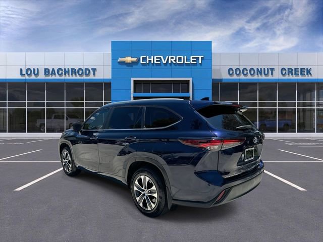 Used 2024 Toyota Highlander XLE FWD image 6