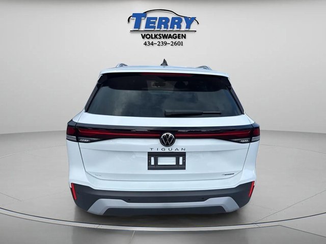 New 2025 Volkswagen Tiguan SE image 2