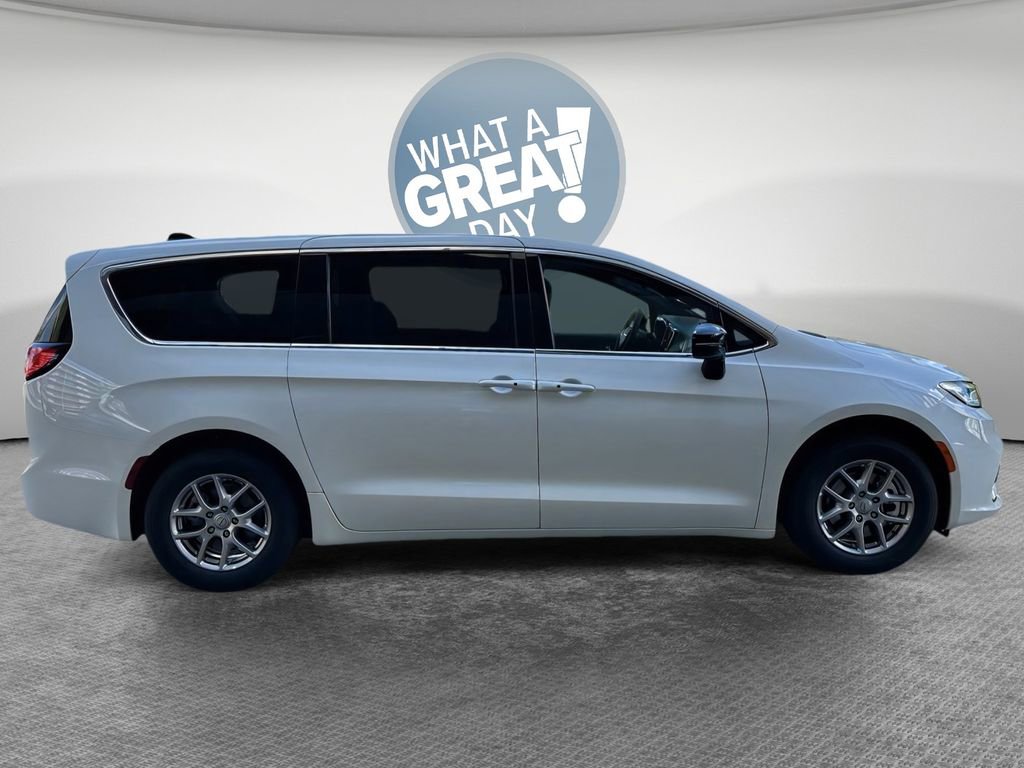 New 2026 Chrysler Pacifica Select FWD image 2