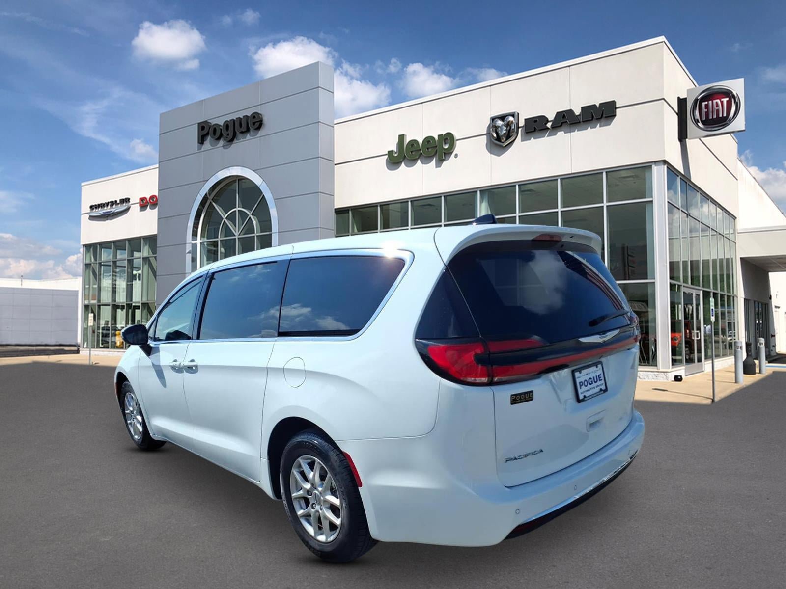 Used 2023 Chrysler Pacifica Touring-L image 3