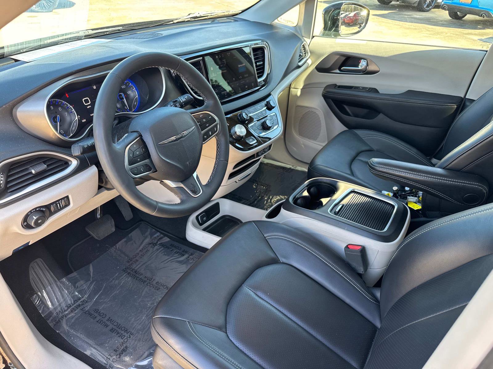 Used 2024 Chrysler Pacifica Touring-L image 21