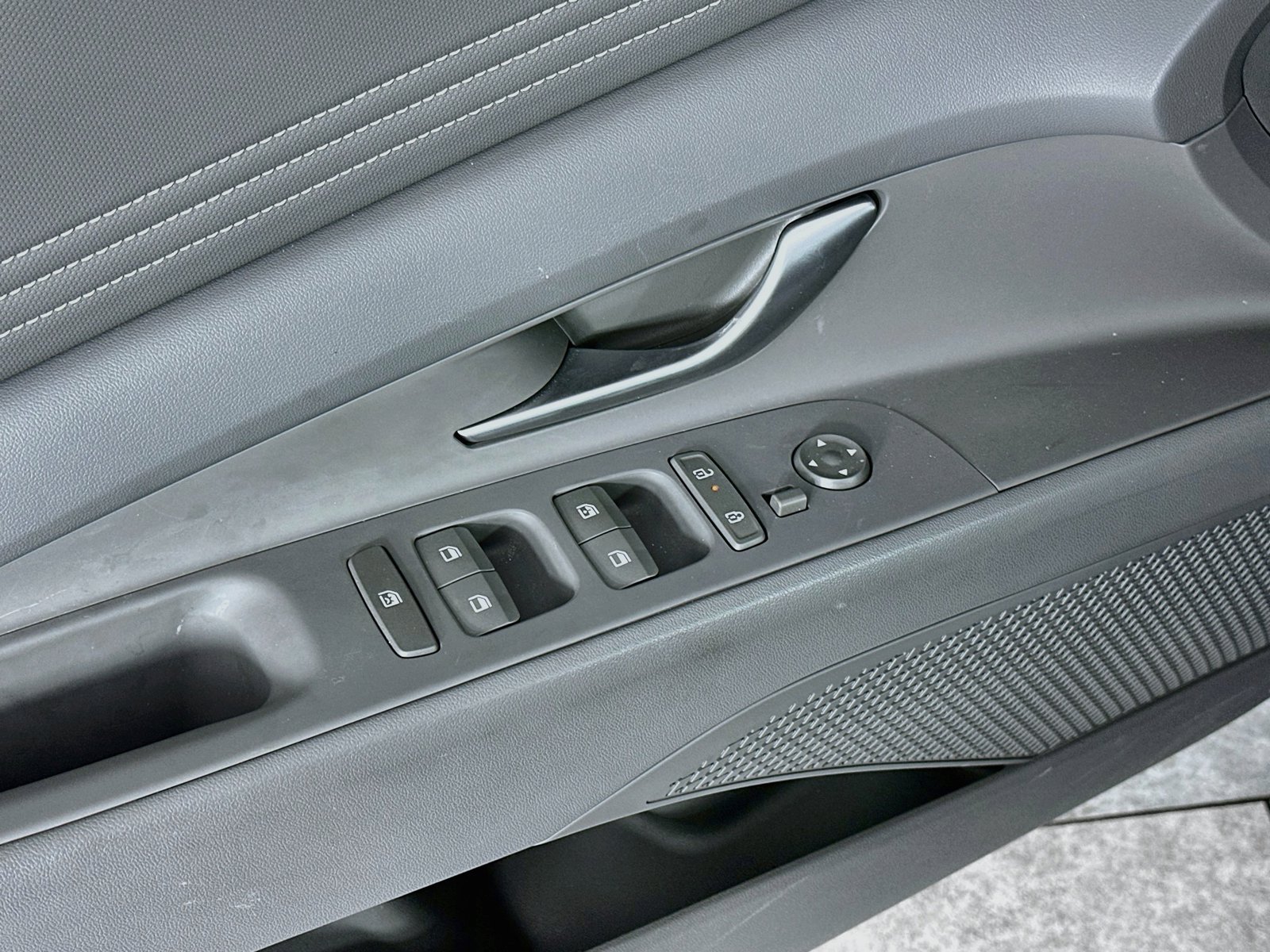 Used 2025 Hyundai Elantra SEL FWD image 25