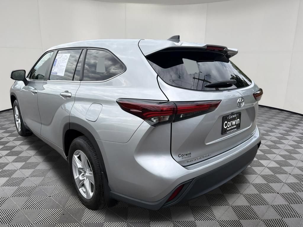 Used 2024 Toyota Highlander LE AWD/4WD image 5