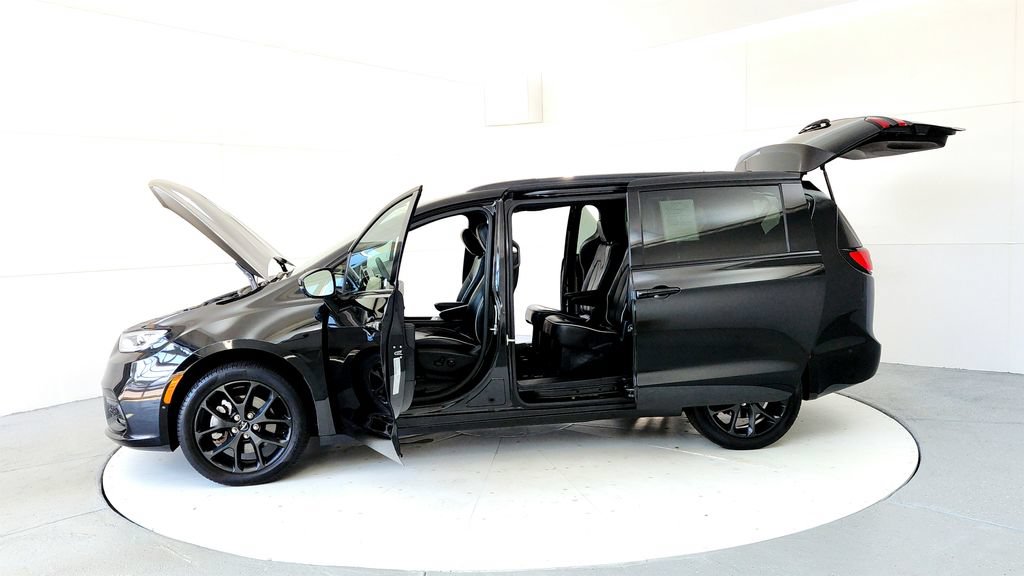Used 2023 Chrysler Pacifica Limited w/ Uconnect Theater Family Group AWD/4WD image 10