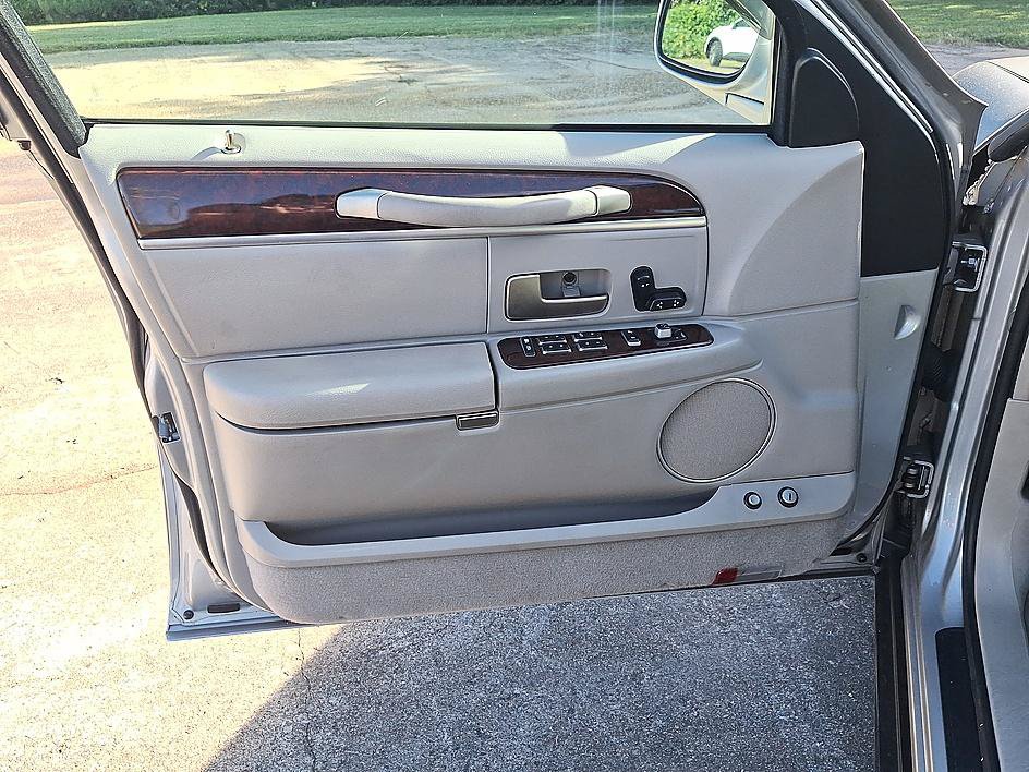 Used 2007 Lincoln Town Car Signature RWD image 9