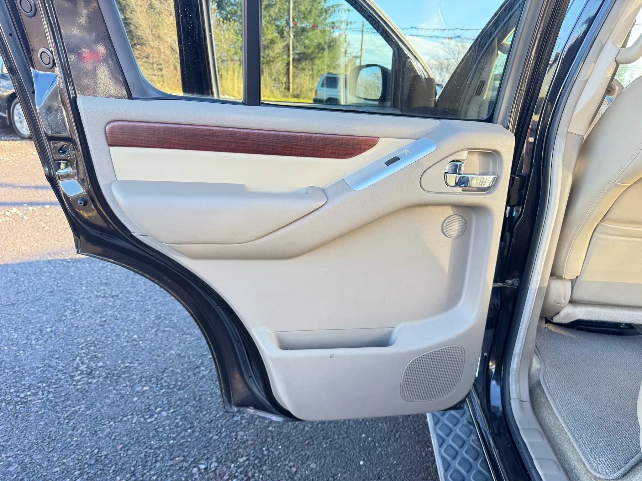 Used 2011 Nissan Pathfinder LE w/ Navigation Pkg image 13