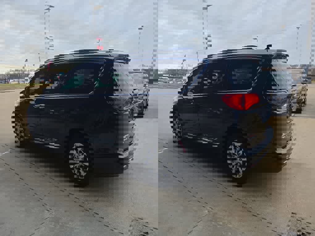 Used 2019 Chrysler Pacifica Touring-L image 6