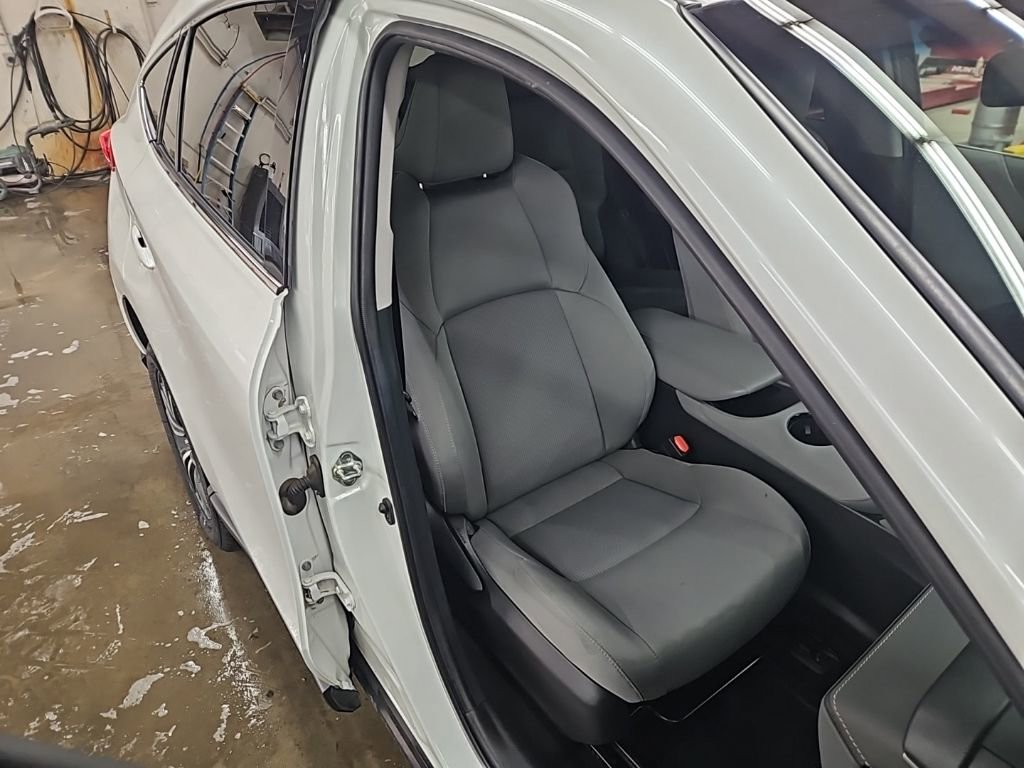 Used 2023 Toyota Venza LE image 32