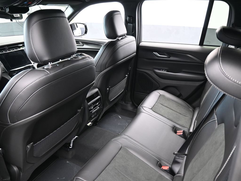 Used 2025 Jeep Grand Cherokee Altitude RWD image 28