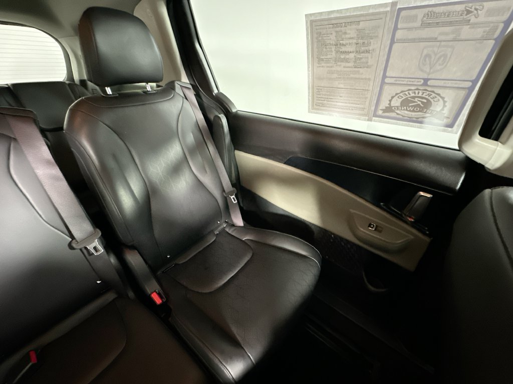 Used 2025 Kia Carnival FWD image 14