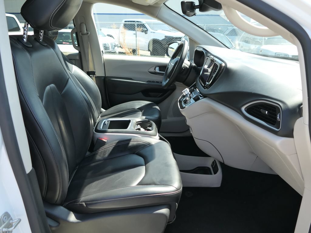 Used 2023 Chrysler Pacifica Touring-L FWD image 25