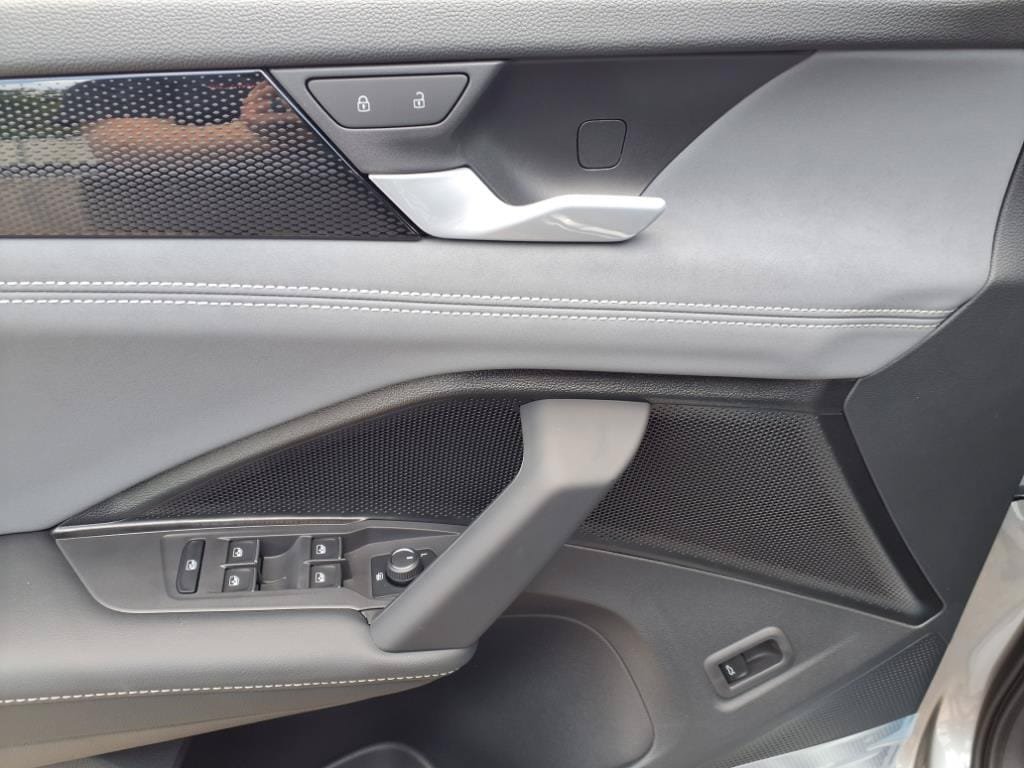 New 2025 Volkswagen Tiguan SE AWD/4WD image 7