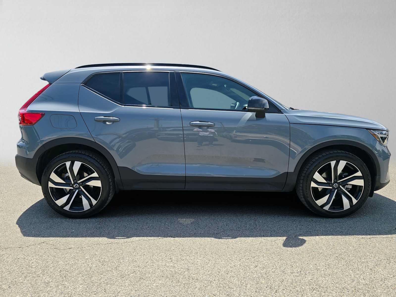 Certified 2023 Volvo XC40 B5 Plus w/ Protection Package Premier AWD/4WD image 2