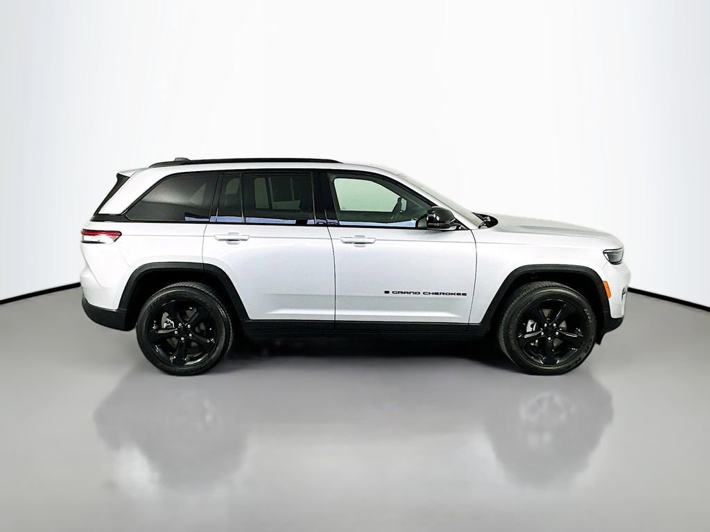 Used 2025 Jeep Grand Cherokee Altitude AWD/4WD image 8