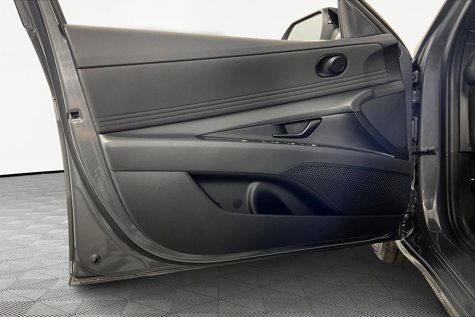 Certified 2025 Hyundai Elantra Sport image 19