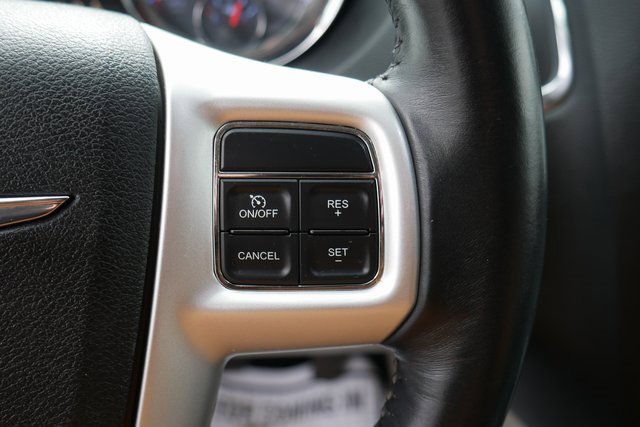 Used 2015 Chrysler Town & Country Touring image 18