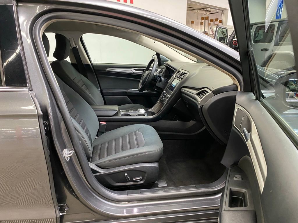 Used 2018 Ford Fusion SE w/ Fusion SE Technology Package FWD image 10