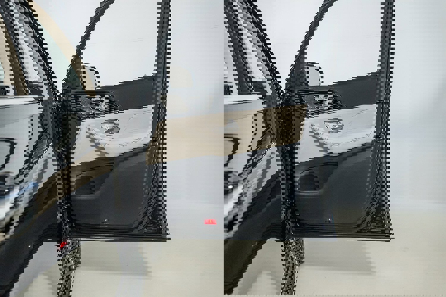 Used 2024 Mercedes-Benz GLS 580 4MATIC image 23