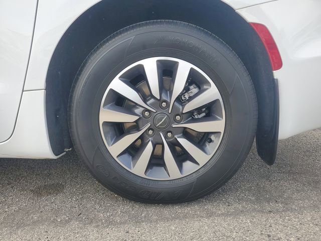 Certified 2023 Chrysler Pacifica Limited image 13