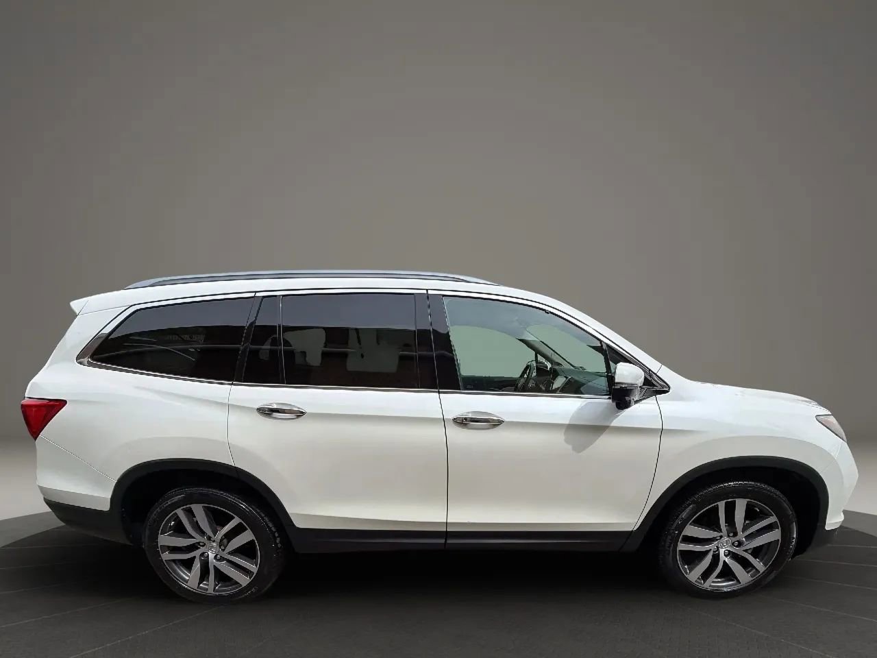 Used 2017 Honda Pilot Touring image 4