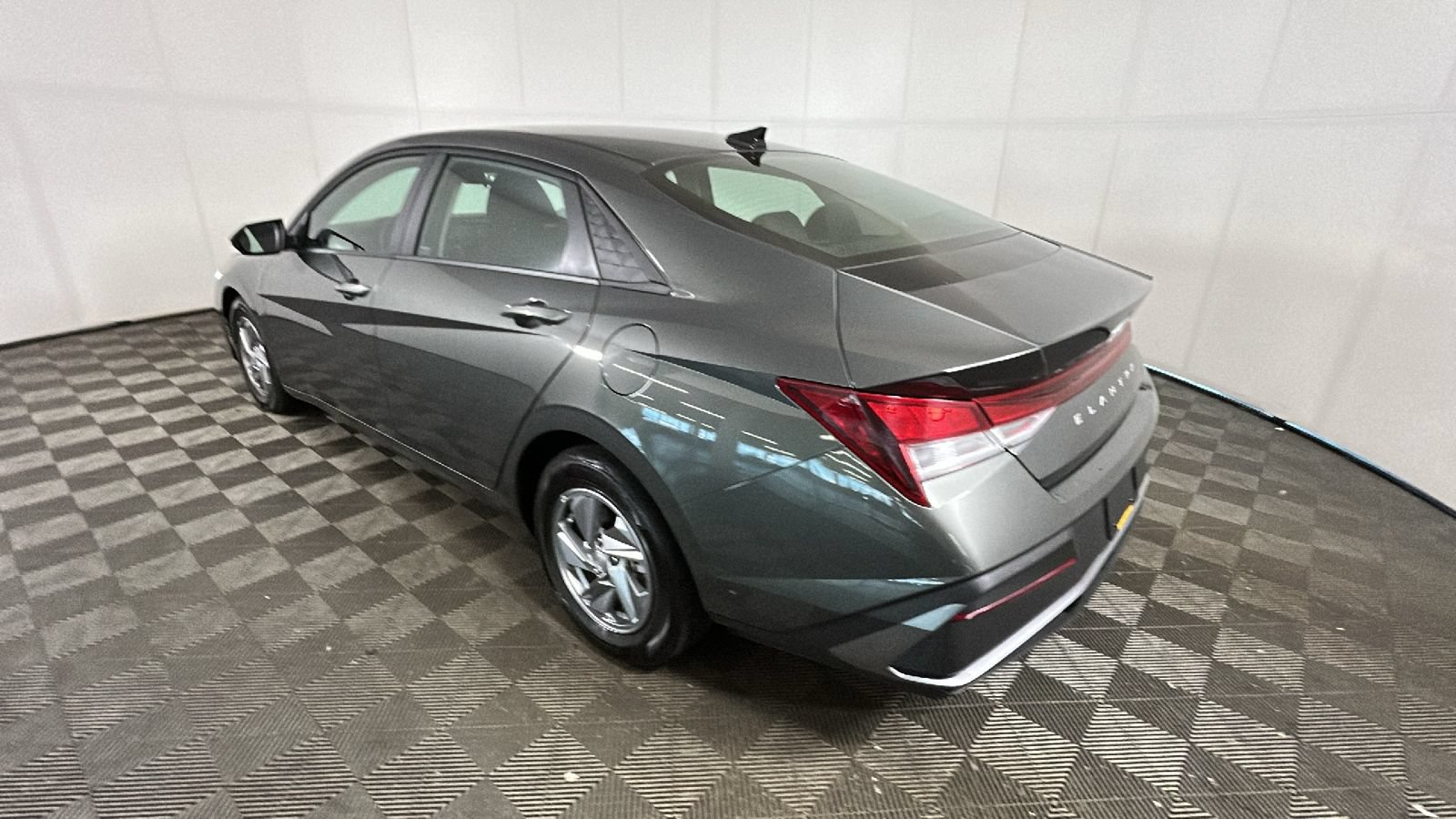 Certified 2024 Hyundai Elantra SE FWD image 5
