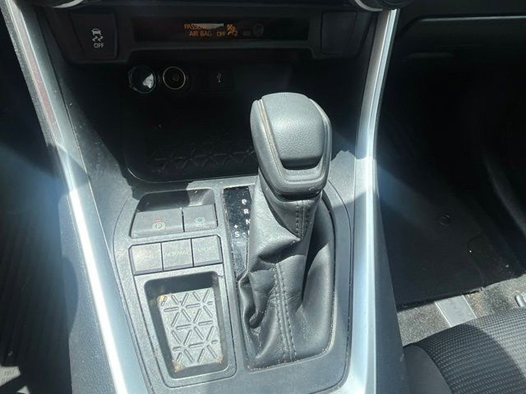 Used 2021 Toyota RAV4 LE FWD image 10