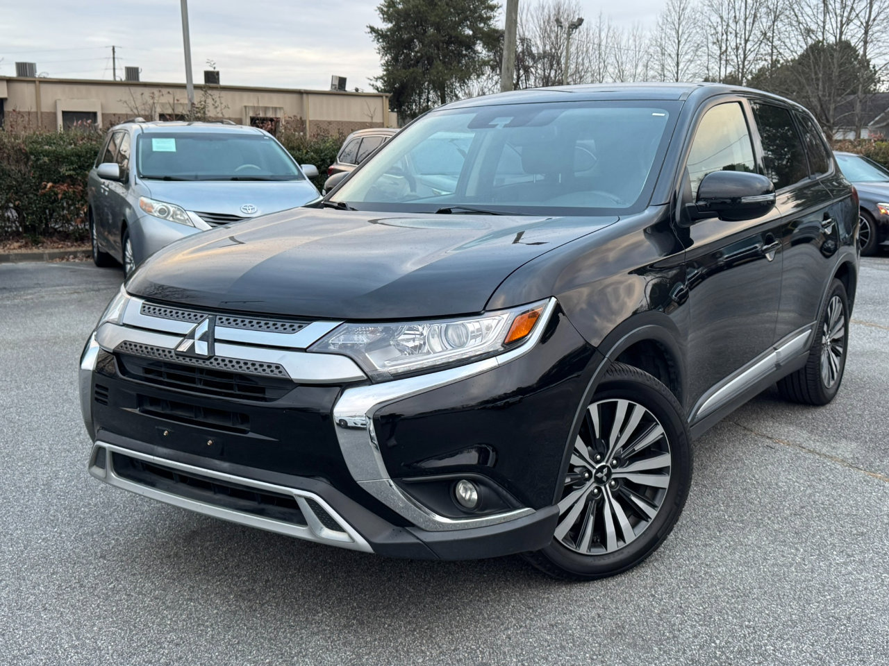 Used 2020 Mitsubishi Outlander SE image 3