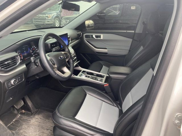 Used 2022 Ford Explorer XLT w/ Equipment Group 202A image 8