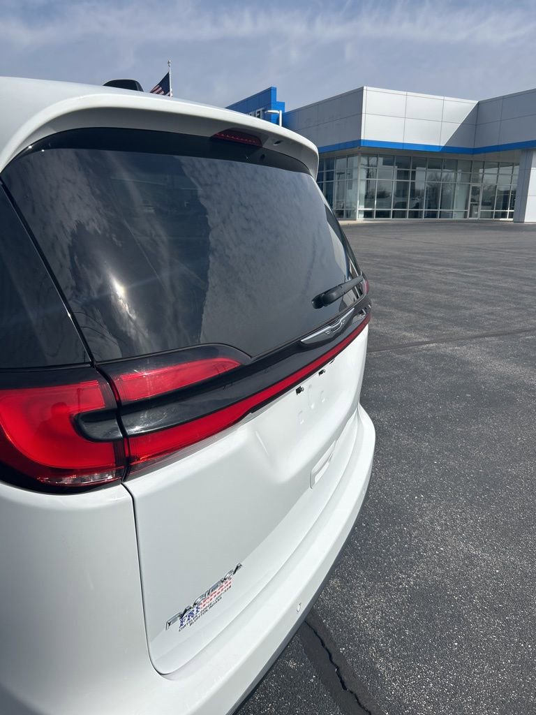 Used 2023 Chrysler Pacifica Touring-L image 10