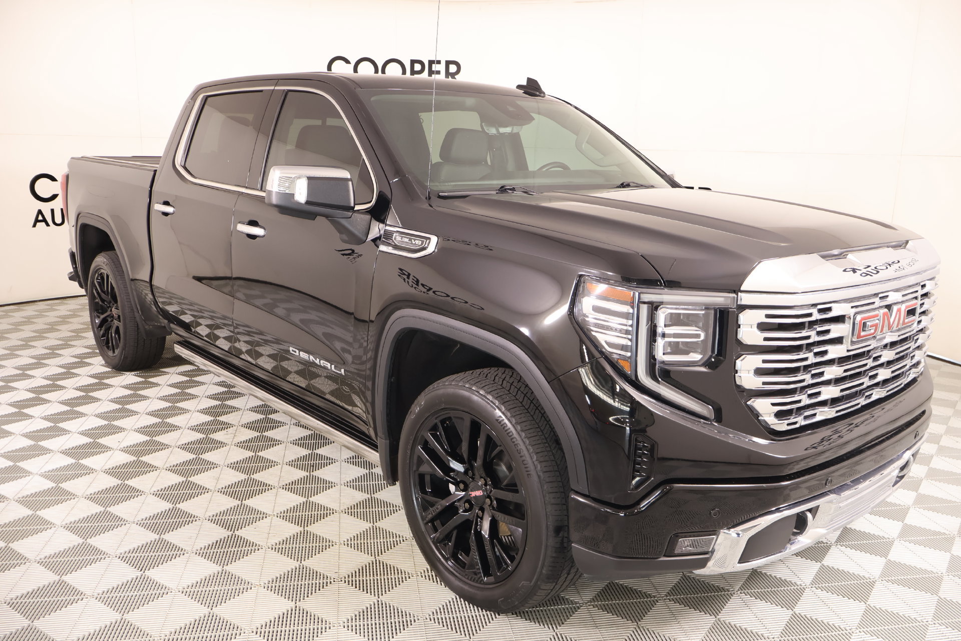 Used 2025 GMC Sierra 1500 Denali w/ Technology Package AWD/4WD image 1