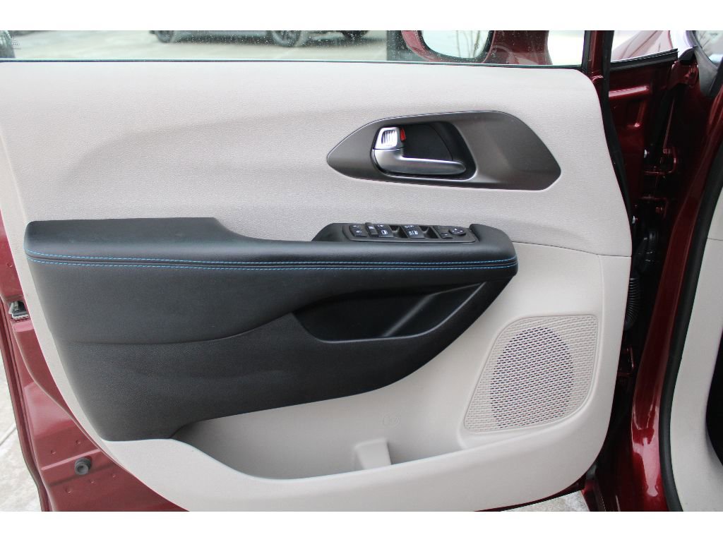 Used 2021 Chrysler Pacifica Touring w/ Cold Weather Group image 7