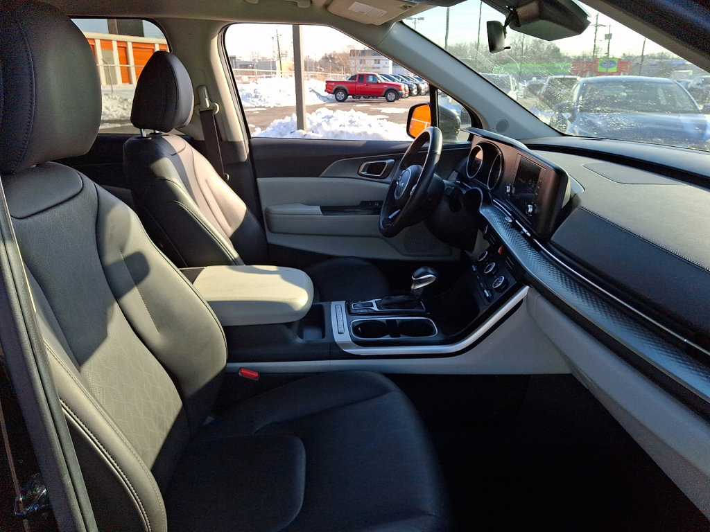Used 2024 Kia Carnival LX image 12