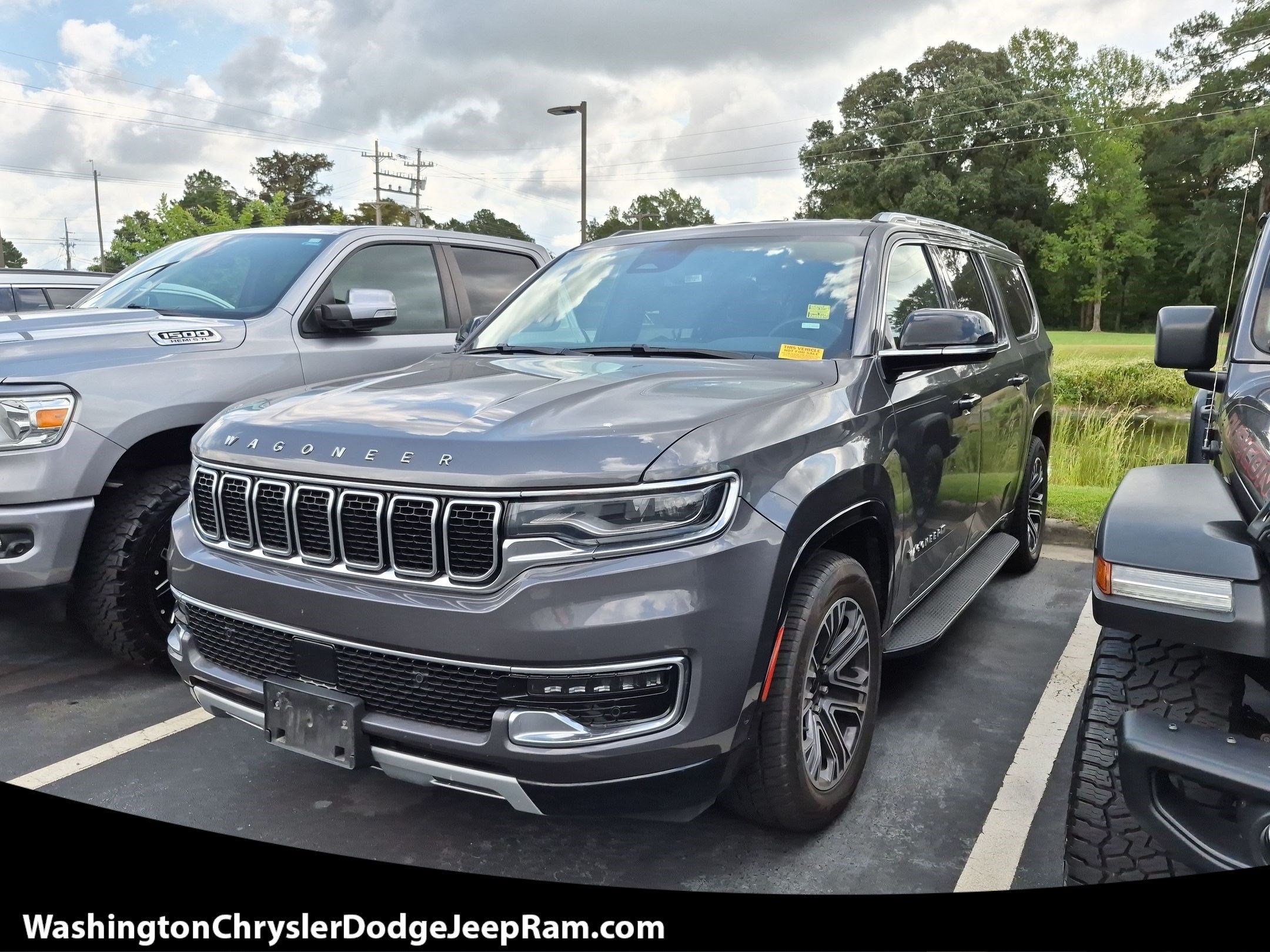 Used 2024 Jeep Wagoneer L Series II w/ Flexible Seating Group AWD/4WD image 1