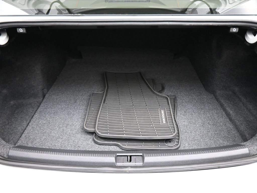 Used 2020 Volkswagen Passat 2.0T SEL image 18