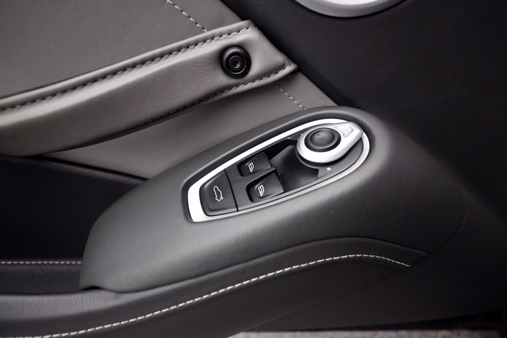 Used 2019 Aston Martin V8 Vantage Coupe RWD image 16