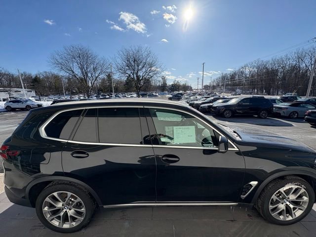 Used 2025 BMW X5 xDrive40i w/ Parking Assistance Package image 4