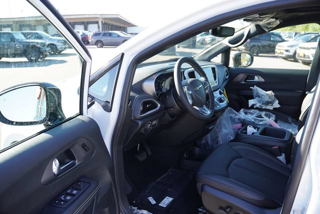 New 2026 Chrysler Pacifica Select AWD/4WD image 10