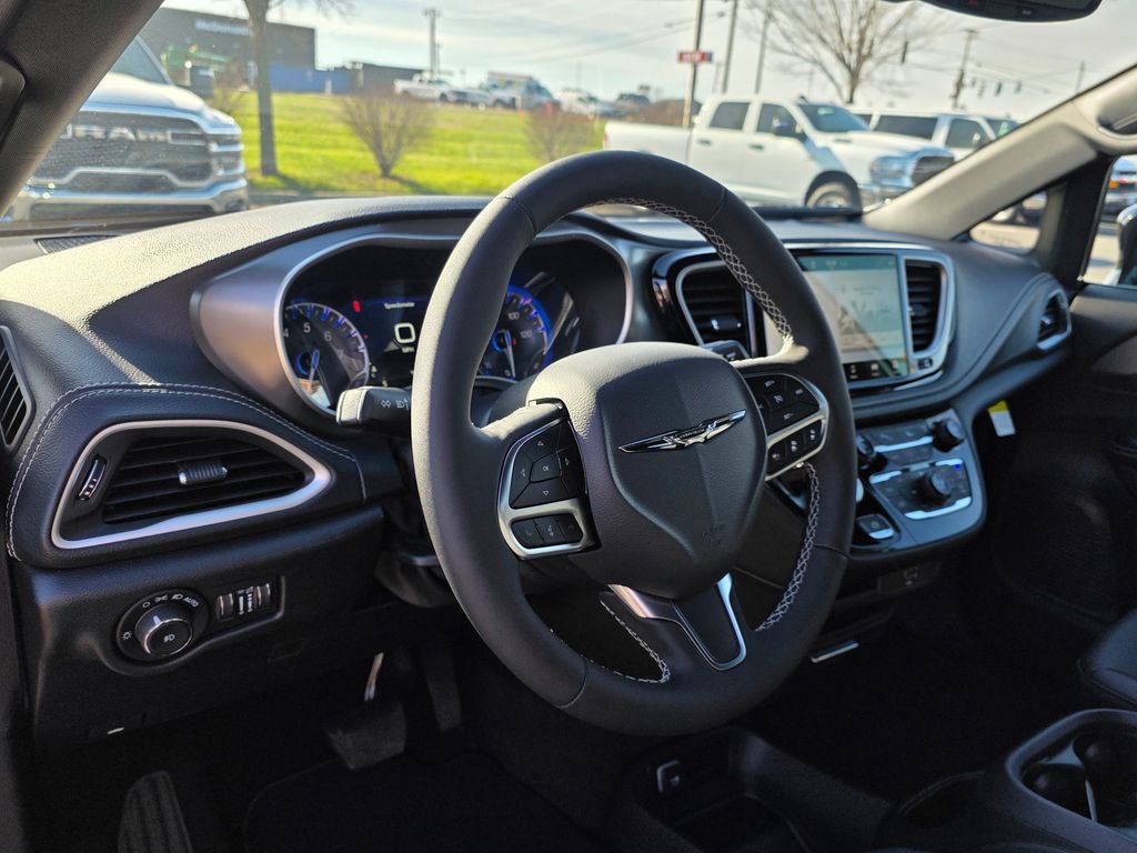 New 2026 Chrysler Pacifica Select image 11
