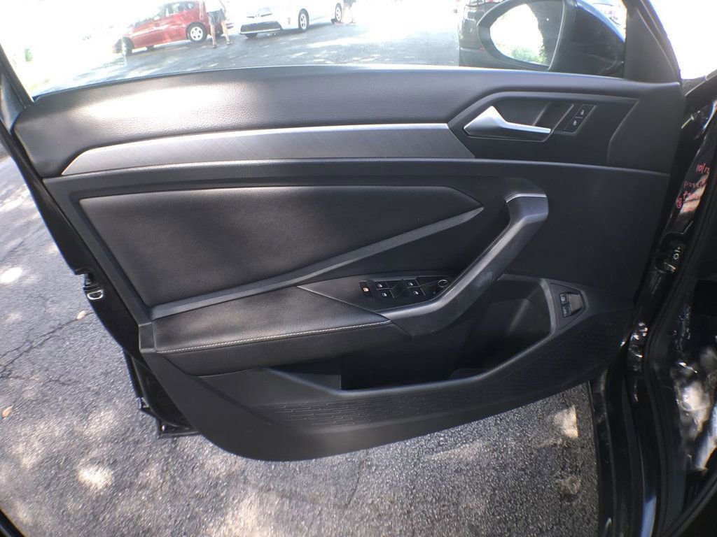 Used 2022 Volkswagen Jetta SE image 12
