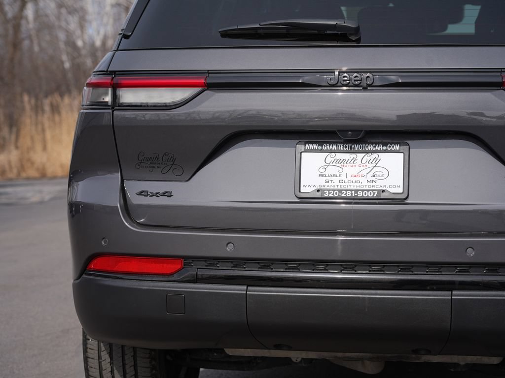 Used 2024 Jeep Grand Cherokee Altitude AWD/4WD image 10