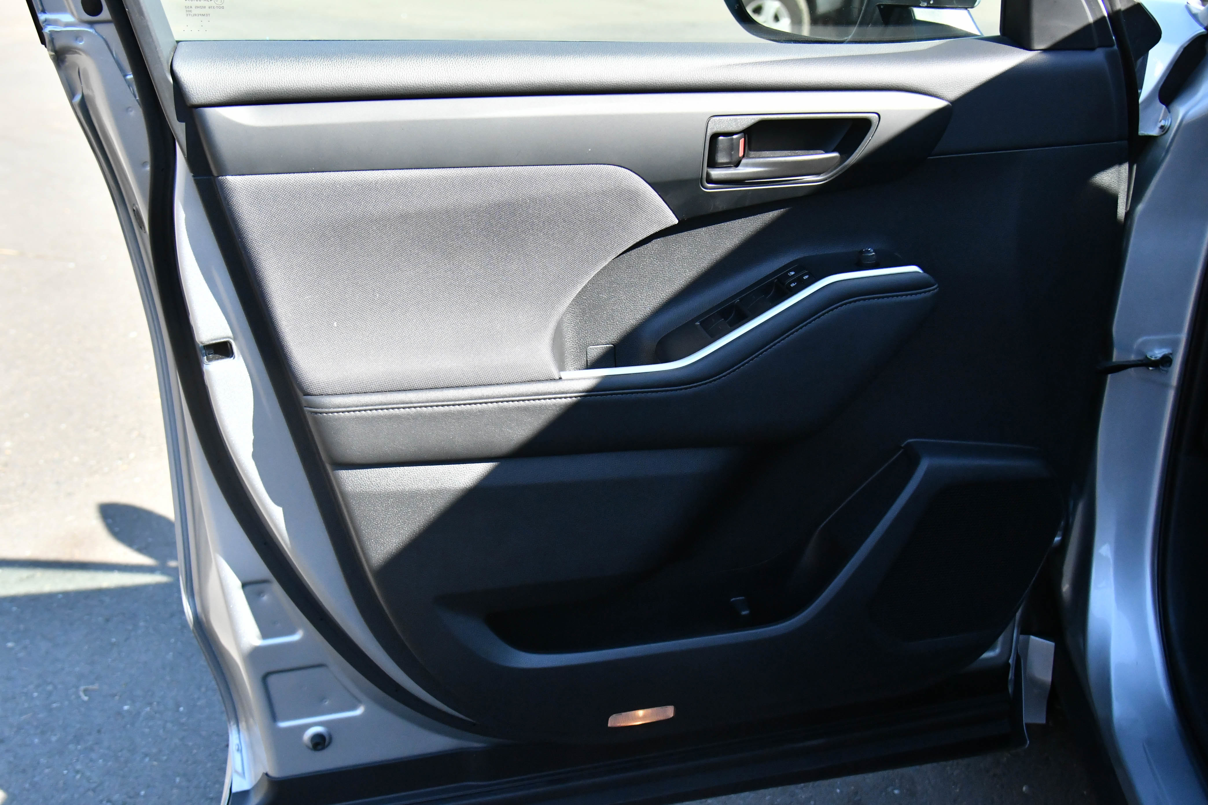 Used 2024 Toyota Highlander LE image 14