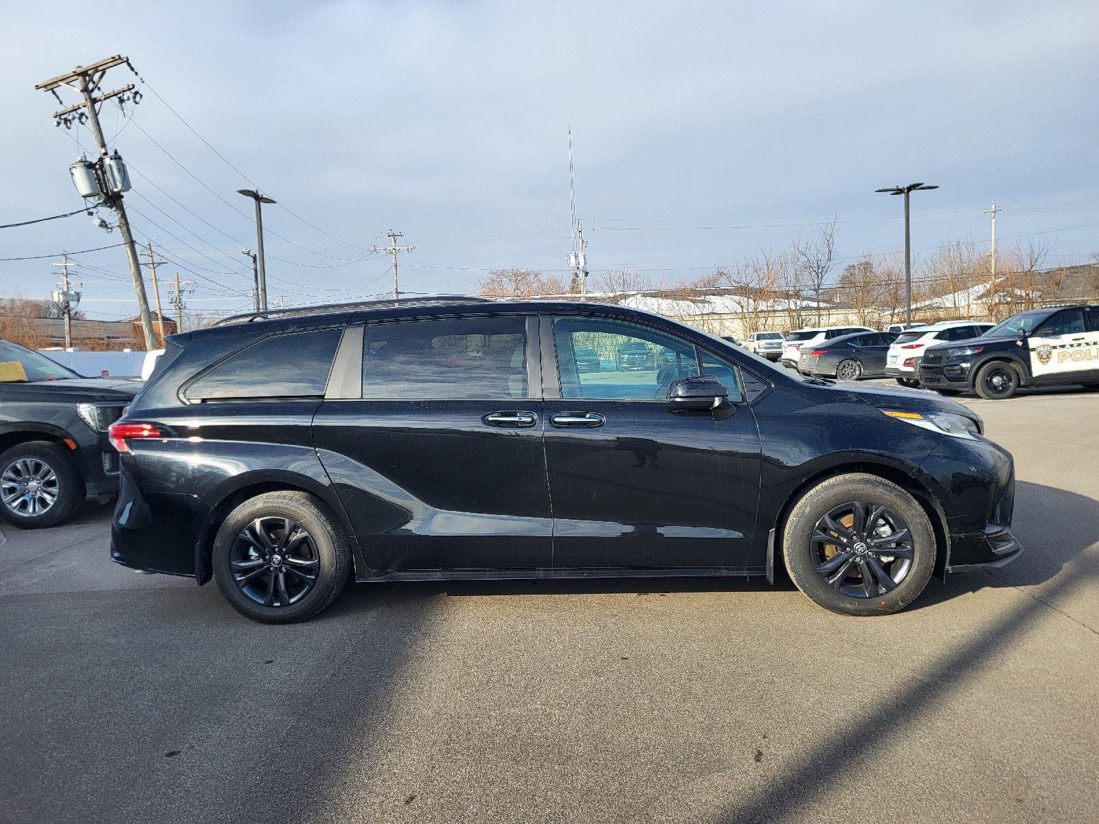 Used 2025 Toyota Sienna XSE image 2