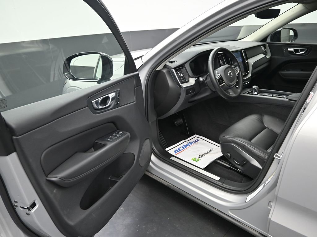 Used 2025 Volvo XC60 B5 Plus image 10