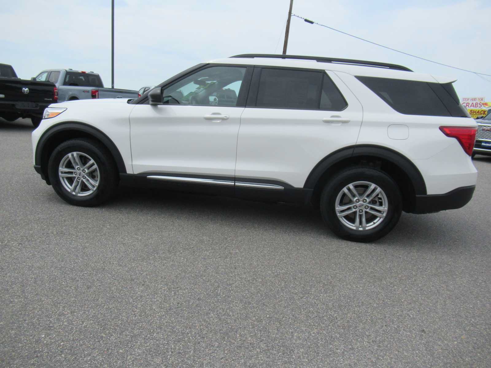 Used 2024 Ford Explorer XLT w/ Equipment Group 202A AWD/4WD image 8