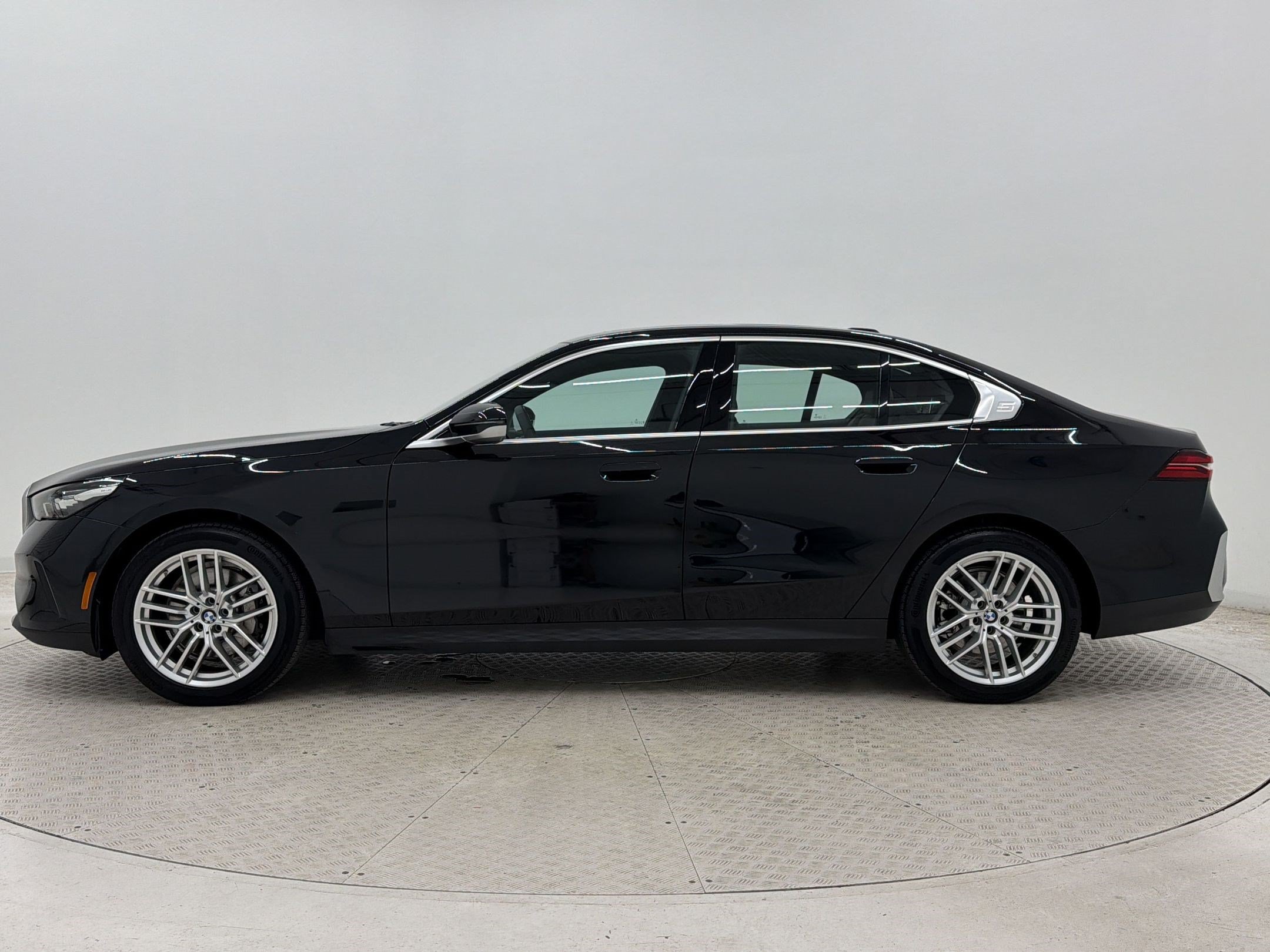 Used 2025 BMW 530i RWD image 2