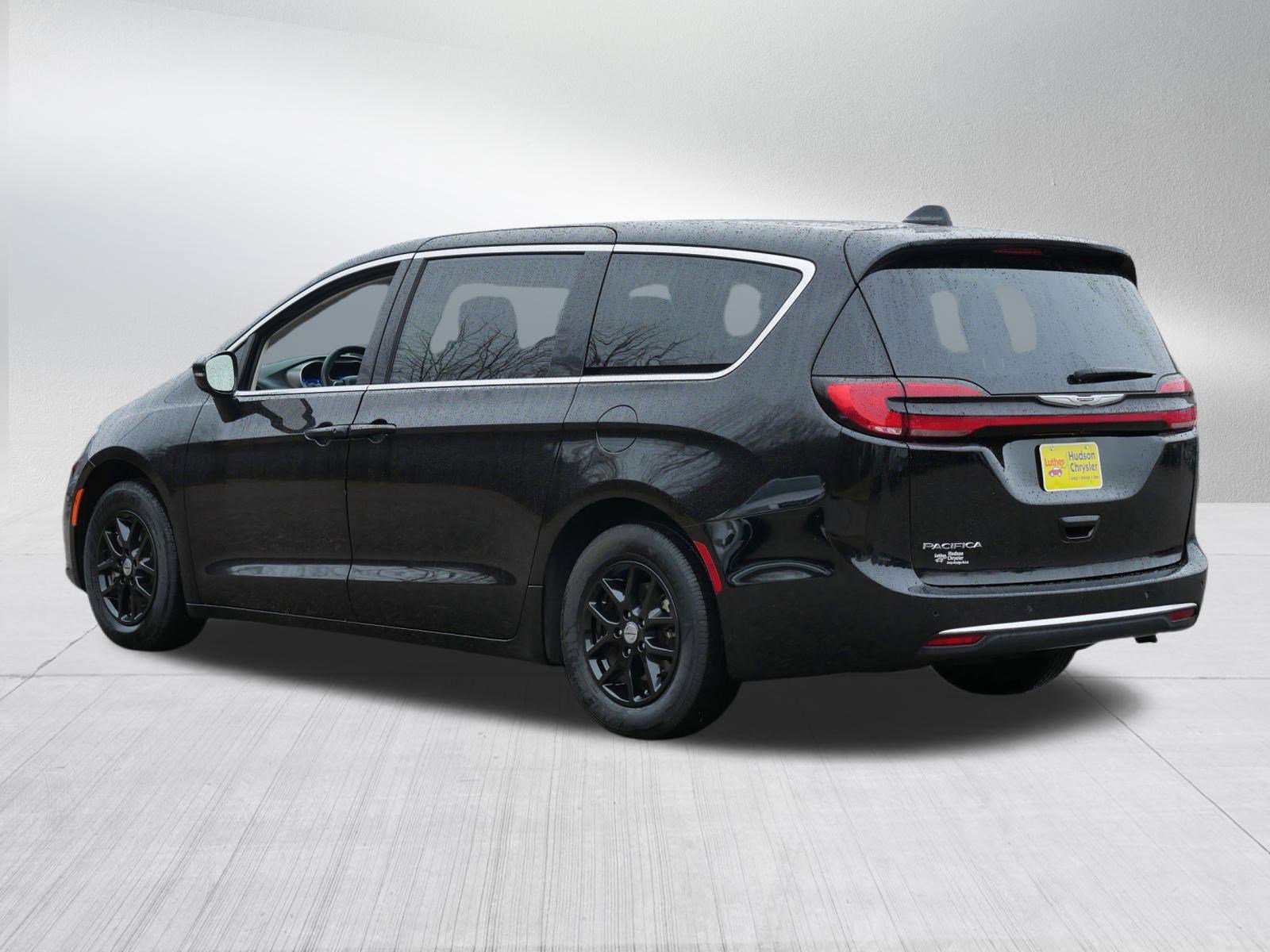 Certified 2024 Chrysler Pacifica Touring-L image 5