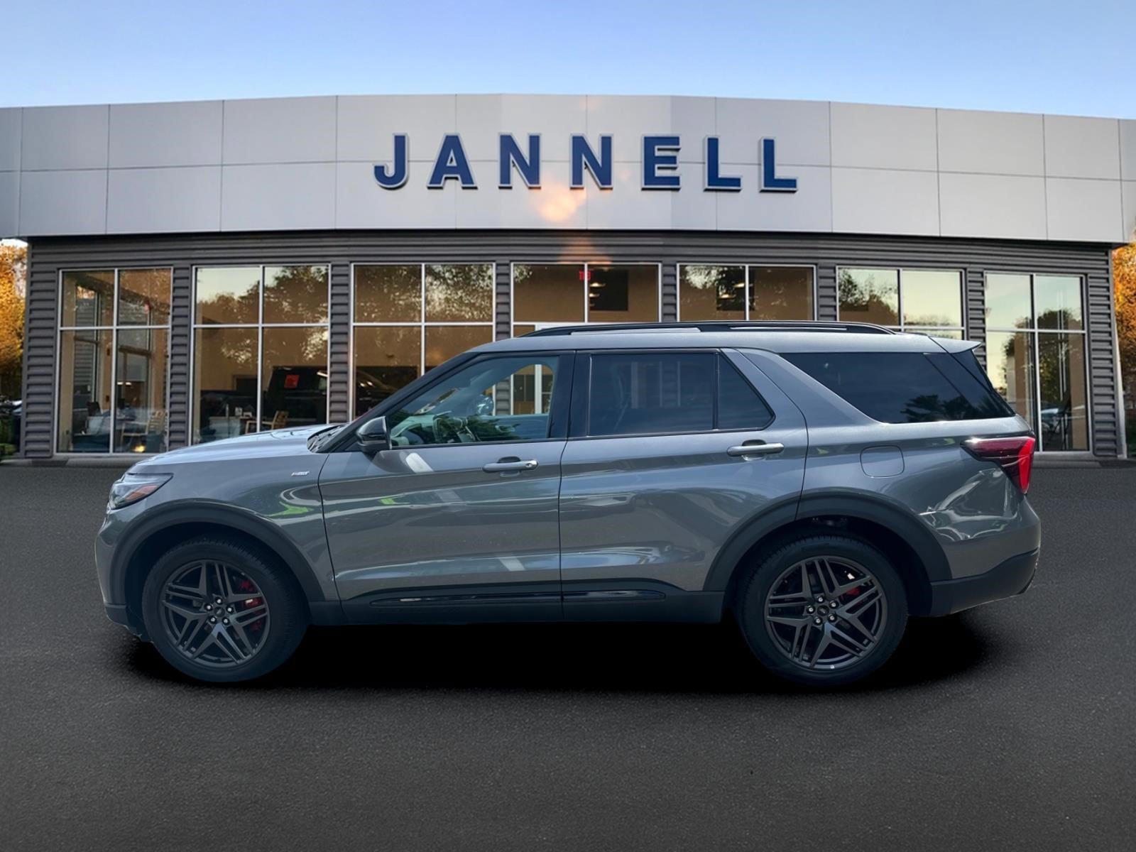 Used 2025 Ford Explorer ST-Line w/ ST-Line Street Pack AWD/4WD image 8