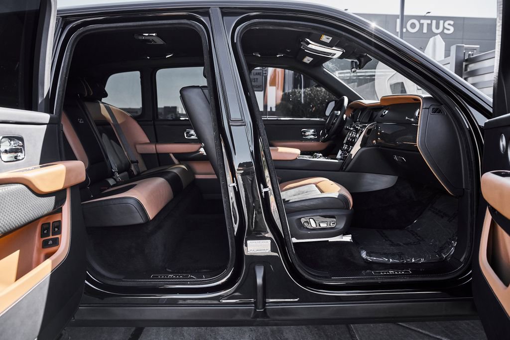 Used 2022 Rolls-Royce Cullinan Black Badge w/ Dark Exterior Package AWD/4WD image 25