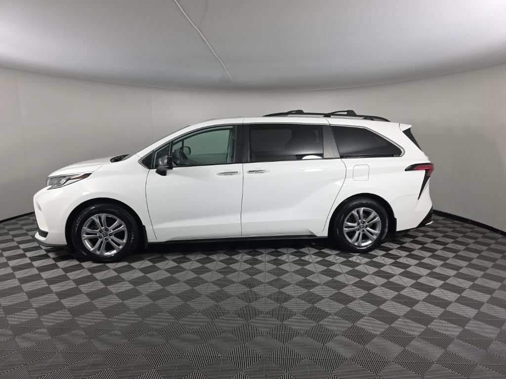 Used 2022 Toyota Sienna XSE AWD/4WD image 2